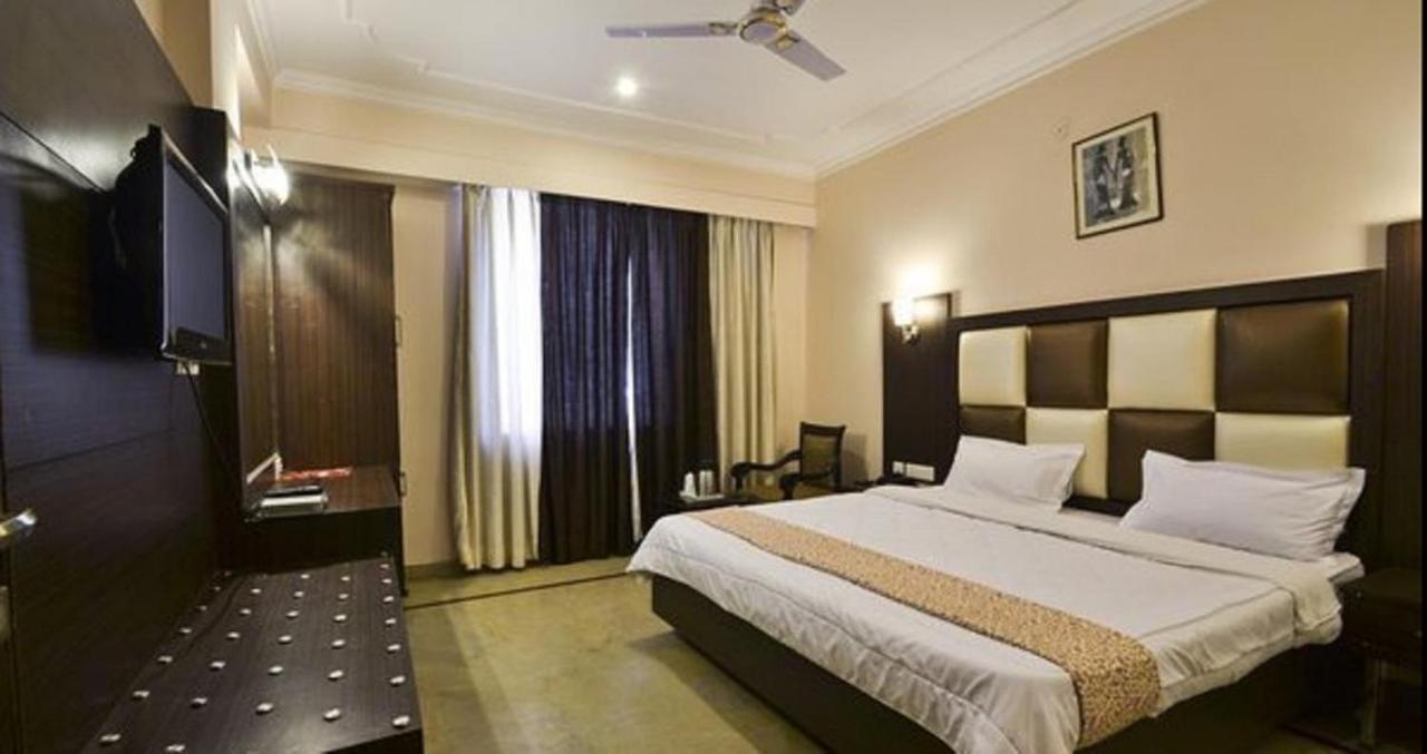 Paramount Hotel Jaipur Buitenkant foto