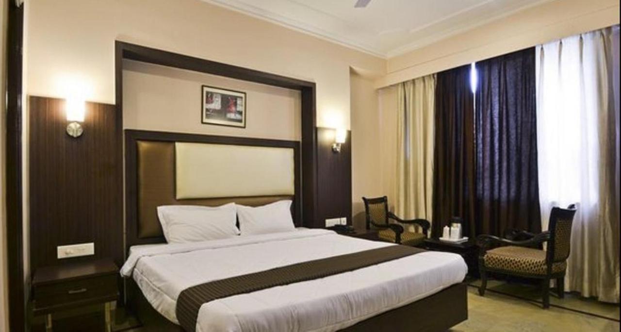 Paramount Hotel Jaipur Buitenkant foto
