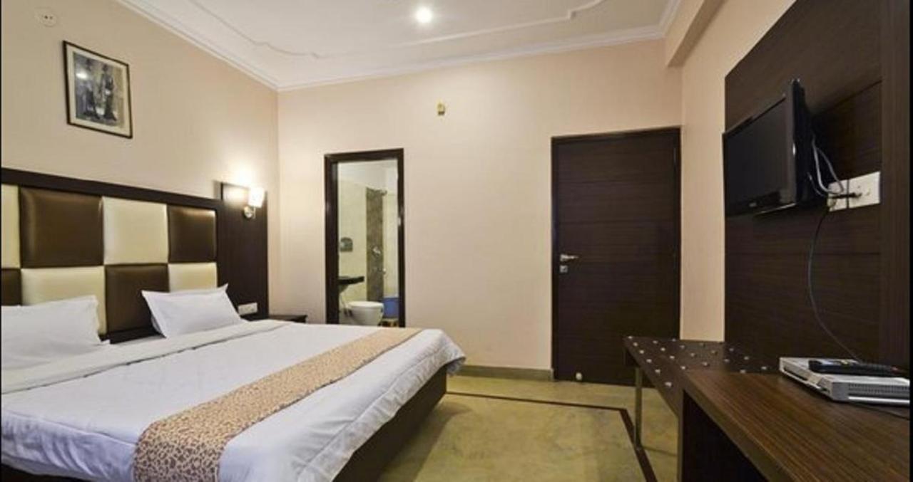 Paramount Hotel Jaipur Buitenkant foto