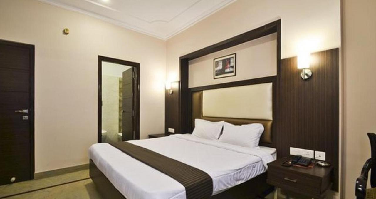 Paramount Hotel Jaipur Buitenkant foto