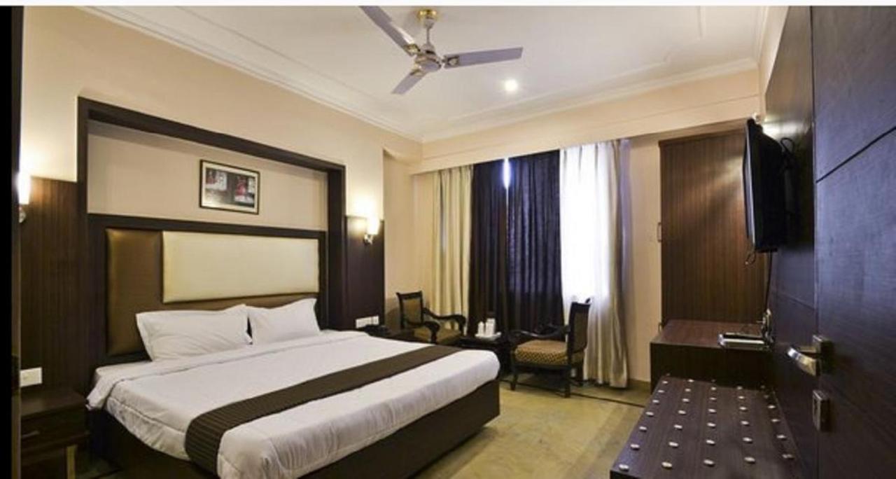 Paramount Hotel Jaipur Buitenkant foto